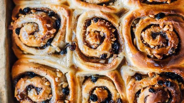 Vegan cinnamon rolls with currants and nuts