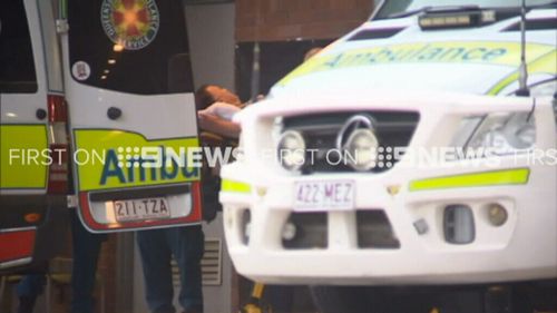 An off-duty police officer has suffered a suspected broken leg while responding to a robbery on the Sunshine Coast. (9NEWS)