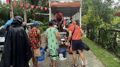 Os residentes são evacuados para locais mais seguros à medida que o ciclone Kalmaegi se aproxima da área de Guiuan, província de Samar Oriental, centro das Filipinas. Como resultado, a Austrália emitiu um alerta para vários países da região.