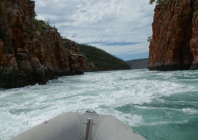 The Horizontal falls are actually caused by the huge tides in the area rushing through two narrow cuttings in the cliffs. Here the tides can fall up to 12 metres twice each day. Jet boats take visitors through the swirling water at high speed. An exhilarating experience!