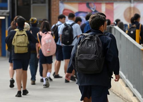 Gli studenti delle scuole superiori vanno a lezione a piedi. 