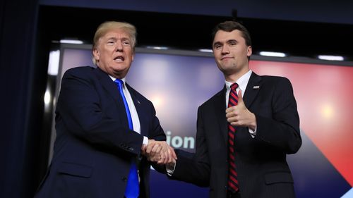 Charlie Kirk, Donald Trump ile el sıkışırken. (AP Fotoğrafı)