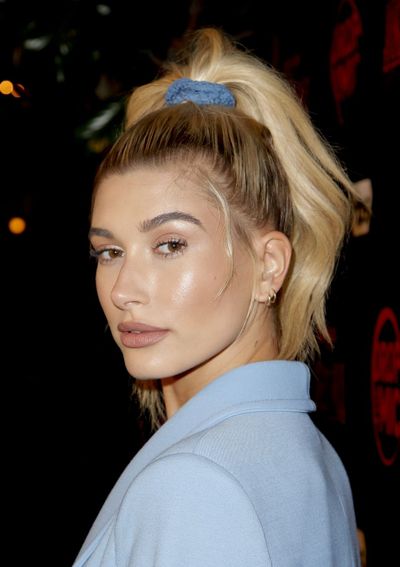 Hailey Baldwin shows how to pull off a matchy matchy look with this powder blue scrunchie.&nbsp;