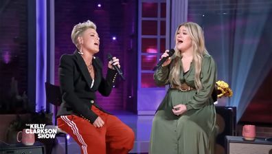 Pink and Kelly Clarkson sing a duet oh Who Knew? on The Kelly Clarkson Show.