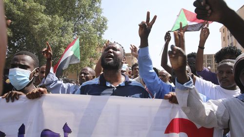 Des manifestants soudanais descendent dans les rues de la capitale Khartoum pour exiger la transition du gouvernement vers un régime civil à Khartoum, au Soudan, le jeudi 21 octobre 2021. 