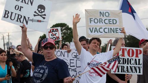 Des manifestants devant un hôpital de Baytown, au Texas, qui avait obligé tout le personnel à se faire vacciner.