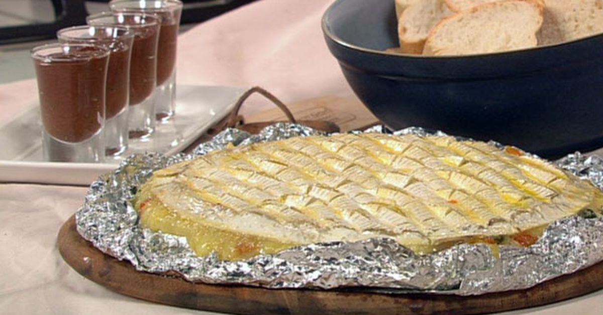 Warm brie cheese with garlic and tomato - 9Kitchen
