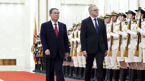 Anthony Albanese walks with Chinese Premier Li Qiang