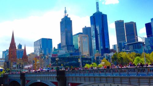The crowd lining the Princes Bridge ahead of the Grand Final Parade. (9NEWS)