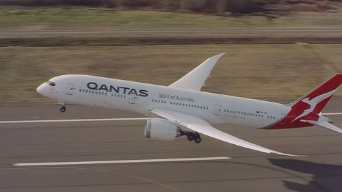 Il a été demandé aux voyageurs de Qantas de se préparer à une hausse des tarifs aériens.  Le kangourou volant a confirmé que le coût des sièges sur les vols nationaux et internationaux augmentera bientôt de 3,5 pour cent sur Qantas et de 3 pour cent sur Jetstar, en raison des frais généraux de carburant.