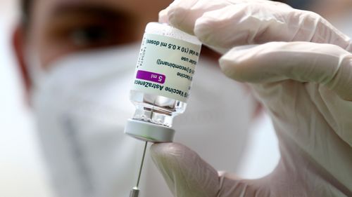 Le personnel médical prépare une seringue à partir d'un flacon de vaccin contre le coronavirus AstraZeneca pendant les préparatifs au centre de vaccination d'Ebersberg près de Munich, en Allemagne