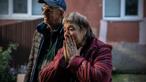 La reazione di una donna dopo aver ricevuto un pacchetto di aiuti da un ente di beneficenza cristiano a Bakhmut, nella regione di Donetsk, in Ucraina. 