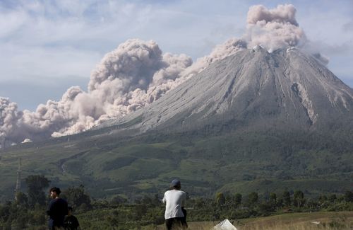 The large ash cloud reached heights of 1000 metres and three kilometres wide.(AP Photo/Binsar Bakkara)