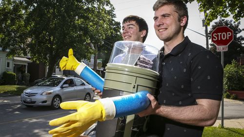 Hitchhiking robot thumbs its way across Canada