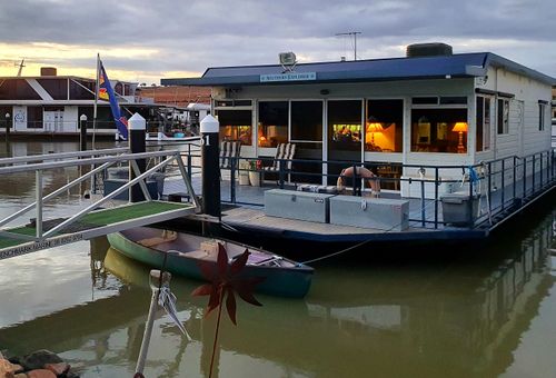 There is a large houseboating community in Mannum, South Australia, where the Penleys are moored.