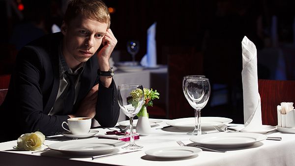 Man waiting alone in restaurant (Getty)