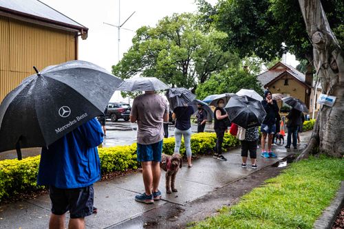 Members of the public are seen queuing at Rushcutter's Bay Park Pop-up Clinic on Dec 23, 2021. Generic of COVID testing clinic.  Photo: Flavio Brancaleone/The Sydney Morning Herald