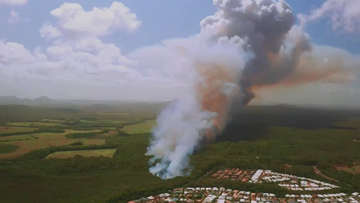 A blaze is threatening homes near Peregian Springs, forcing residents to evacuate.