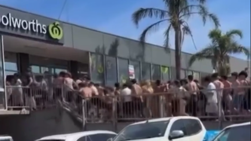 A visão mostra centenas de jovens banhistas invadindo a loja Woolworths.