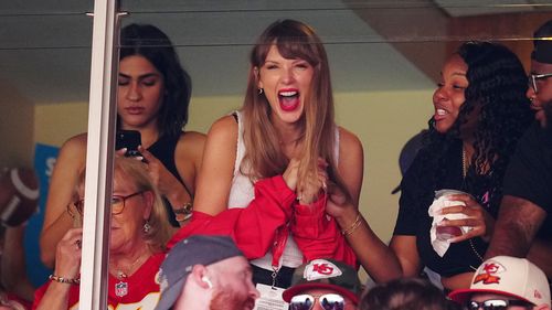 Taylor Swift réagit lors de la première moitié d'un match entre les Bears de Chicago et les Chiefs de Kansas City – l'équipe de Travis Kelce –, le 24 septembre 2023 à Kansas City, Missouri.