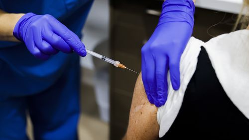 Una donna riceve un vaccino COVID-19 presso il Sydney Road Family Medical Practice di Balgowlah il 10 gennaio 2022 a Sydney, in Australia.