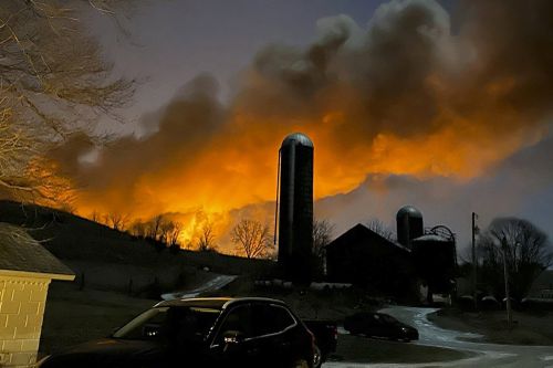 Sur cette photo fournie par Melissa Smith, un incendie de train est vu depuis sa ferme à East Palestine, Ohio, le vendredi 3 février 2023. 