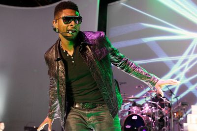 In 2010, <I>Glamour</i> named him one of the sexiest men alive, but <b>Usher</b> certainly isn’t a sexy tipper. The singer once reportedly left his autograph in place of a tip at a restaurant. He might have thought it was worth more than some dollar bills. Not so sure the staff would have agreed.