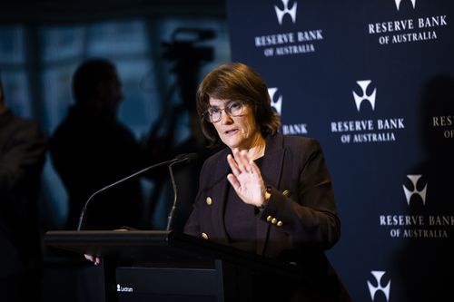 Avustralya Merkez Bankası Başkanı Michele Bullock bir basın toplantısında