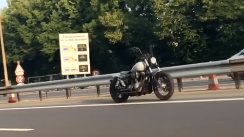 The bike cruised along the A4 motorway towards Paris without a driver. (Le Parisien TV)