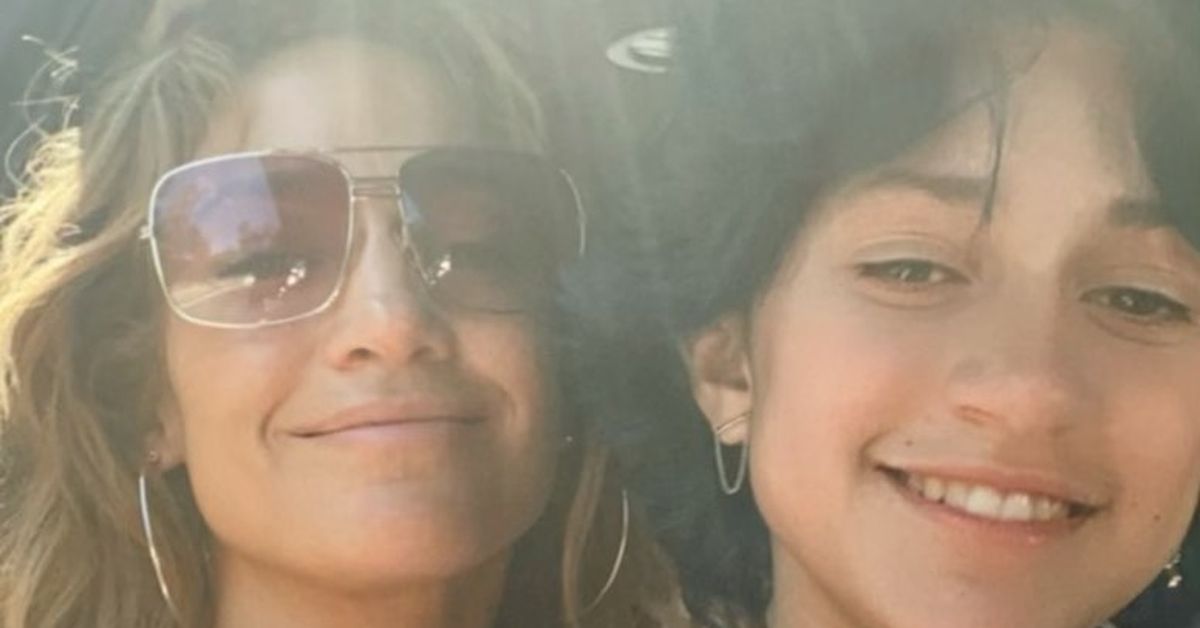 Jennifer Lopez poses in a sweet photo with 13-year-old daughter Emme - 9Honey Celebrity