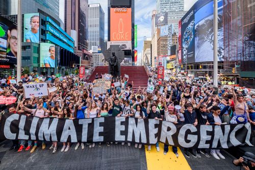 Šimtai Niujorko klimato kaitos aktyvistų praėjusią savaitę susirinko į mitingą, po kurio vyko eitynės Taimso aikštėje.  Mokslininkai teigia, kad klimato kaita lemia intensyvesnes ir dažnesnes ekstremalias oro sąlygas.