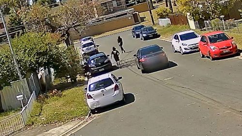 La police a publié des images de vidéosurveillance après que des balles ont été tirées sur une voiture avec un bébé à l'intérieur l'année dernière.