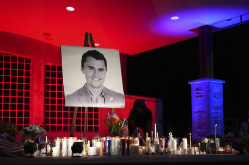 Os estudantes da Universidade de Utah Valley, Zach Zimmerman, segundo da esquerda, e Lauren Simons se abraçam durante uma vigília para Charlie Kirk, CEO e co-fundador da Turning Point USA, que foi morto e morto, quinta-feira, 11 de setembro de 2025, em Orem, Utah. Zimmerman testemunhou o tiroteio.  