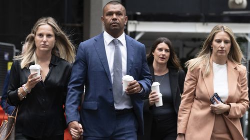 Le joueur des Wallabies Kurtley Beale arrive au tribunal de district du Downing Centre de Sydney (avec sa femme Maddi Beale et son avocat Margaret Cunneen SC) pour le deuxième jour de son procès sur des accusations d'agression sexuelle contre une femme dans un pub de Bondi Beach.  23 janvier 2024. 