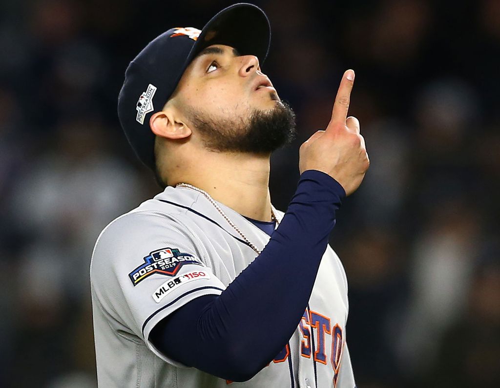 Report: Astros kicked out a fan protesting Roberto Osuna with sign