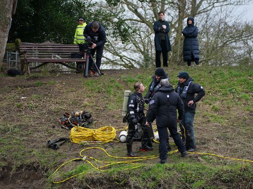 Des équipes de recherche spécialisées de la police du Lancashire, à côté du banc où le téléphone de Nicola Bulley a été trouvé, sur les rives de la rivière Wyre, à St Michael's on Wyre, Lancashire.