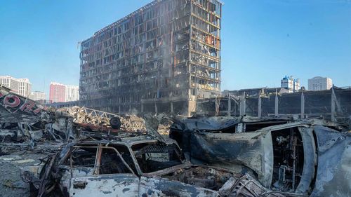 Otto persone sono rimaste uccise quando i russi hanno bombardato un centro commerciale a Kiev.