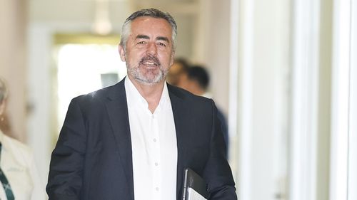 Il deputato nazionale Darren Chester arriva per una riunione nella sala delle feste nazionali, al Parlamento di Canberra mercoledì 11 marzo 2026.