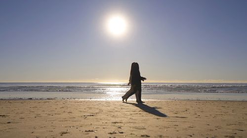 A praia de Burleigh, da Costa do Ouro, é um lugar popular para passeios matinais, ioga no nascer do sol e um mergulho no oceano antes que as hordas das pessoas cheguem. 