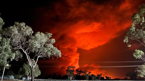 Victorian bushfires: Fire closing in on the back of Goroke, Little Desert fire. 2.2.25