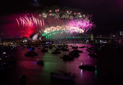 Des feux d'artifice illuminent le ciel au-dessus du port de Sydney à minuit le soir du Nouvel An.  31 décembre 2022 