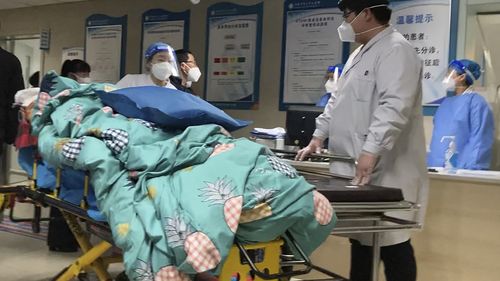 Un paziente è stato rimosso dal pronto soccorso a causa della sua piena capacità al Baoding Central Hospital No. 2 nella città di Quzhou, nella provincia di Hebei, nel nord della Cina, mercoledì 21 dicembre 2022. 