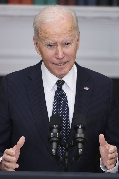 Casa Albă a declarat într-o declarație că Joe Biden va semna un ordin executiv în acest sens "Interzicerea investițiilor, a comerțului și a noii finanțări de către persoane din SUA către, dinspre sau în așa-numitele zone DNR și LNR din Ucraina."