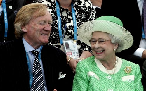 Mr Walker with Queen Elizabeth II in 2006. (AAP)