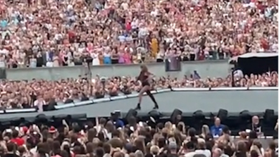 Taylor Swift runs off stage after set malfunction