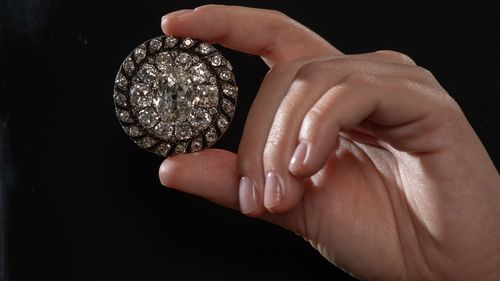 Napoleon I tarafından sahip olunan bir elmas broş müzayedede satıldı.