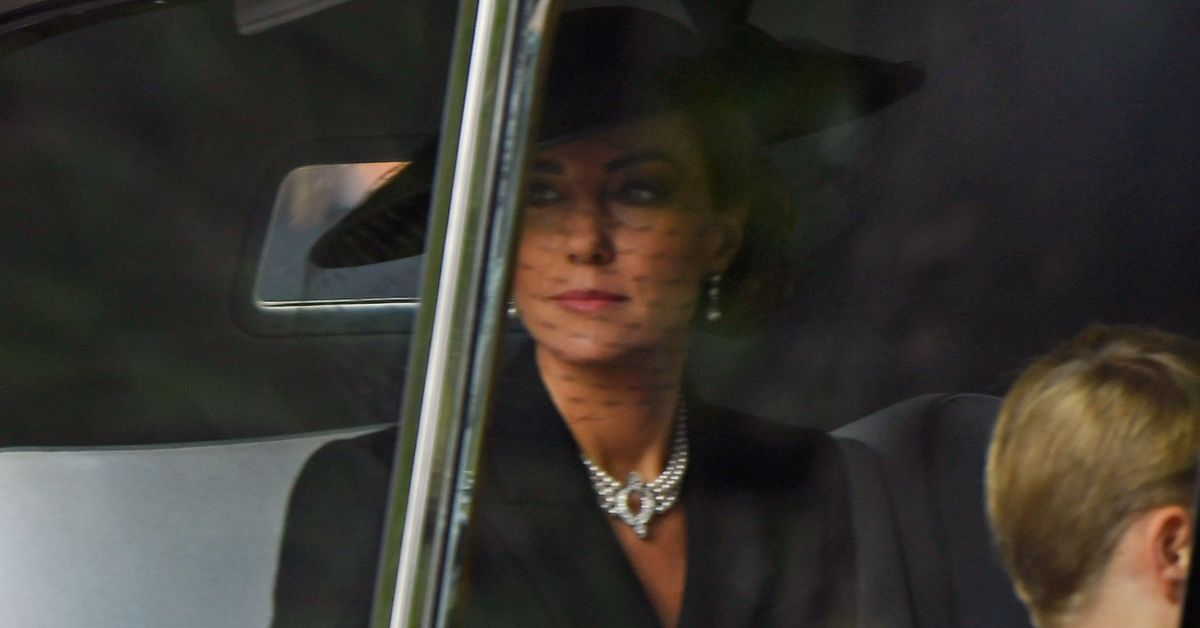 Queen Elizabeth funeral: Sombre moment Kate Middleton farewells the ...