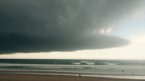 Storm clouds roll in above Manly beach in NSW. (9NEWS)