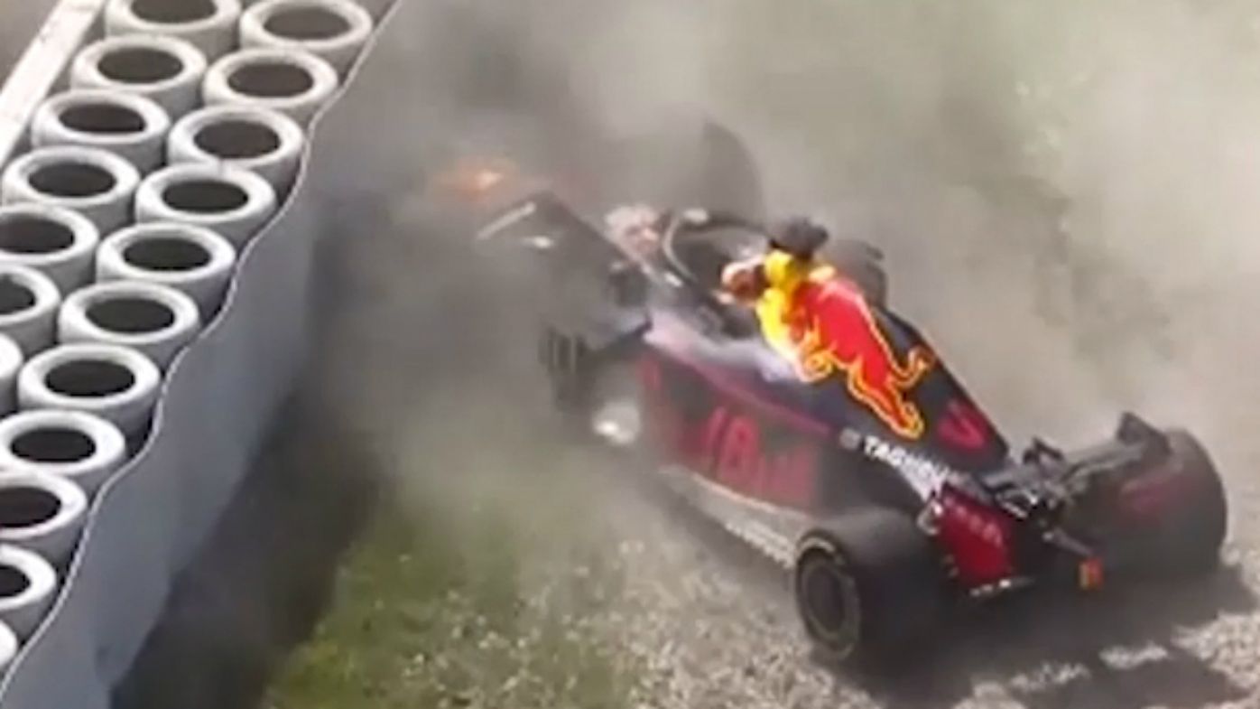 Daniel Ricciardo crashes