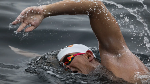 Andy Donaldson nuota a Los Angeles, Stati Uniti, nel 2023